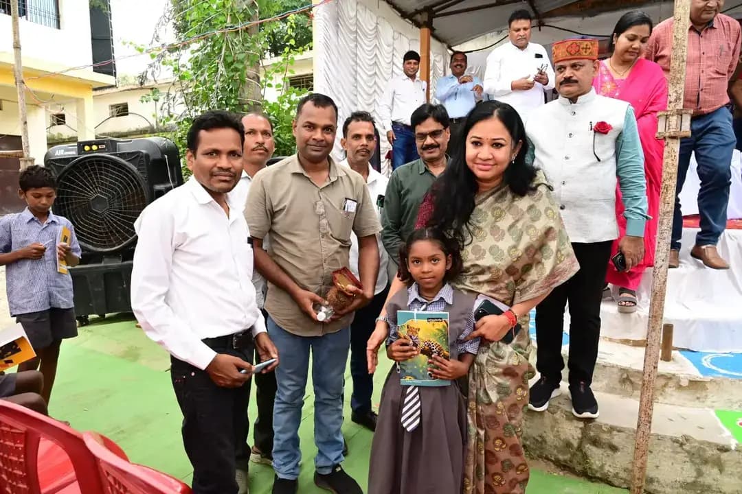 सेवा संकल्प अभियान के तहत पीएम श्री स्कूल सारंगढ़ में शिक्षा से वंचित एवं पढ़ाई छोड़ चुके बच्चों को पुनः शिक्षा की मुख्यधारा से जोड़ने के लिए विशेष कार्यक्रम आयोजित किया गया।
कलेक्टर पद्मिनी भोई साहू ने बच्चों एवं अभिभावकों से संवाद कर उन्हें पढ़ाई जारी रखने और अपने लक्ष्य की ओर आगे बढ़ने के लिए प्रेरित किया। बच्चों को पुस्तक-पेन वितरित किए गए तथा शिक्षा से जोड़ने में उल्लेखनीय कार्य करने वाले 8 शिक्षकों को सम्मानित किया गया।
कार्यक्रम में जिला पंचायत अध्यक्ष संजय भूषण पांडे, ज्योति पटेल, एसडीएम उमेश कुमार साहू सहित जनप्रतिनिधि एवं शिक्षा विभाग के अधिकारी उपस्थित रहे।
#सेवा_संकल्प_अभियान #SevaSankalpAbhiyan #Education #SarangarhBilaigarh