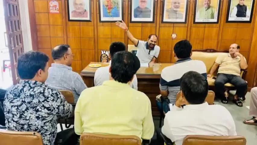 पूर्व भाजपा सांसद रमेश बिधूड़ी ने तुगलकाबाद गांव में जनता दरबार लगाया, लोगों की समस्याएं सुनीं