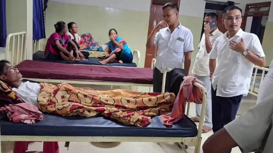 লংথরাই ভ্যালি: চৈলেংটা এলাকার বিজেপি দলের এক কর্মী মহকুমা হাসপাতালে চিকিৎসাধীন উনাকে দেখতে যান এলাকার বিধায়ক