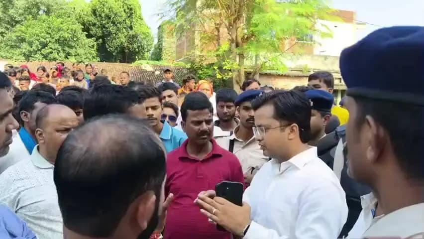 रोहतास: हादसे में दो युवकों की मौत के बाद उग्र हुए ग्रामीण, टायर जलाकर डेहरी-रोहतास मार्ग किया जाम