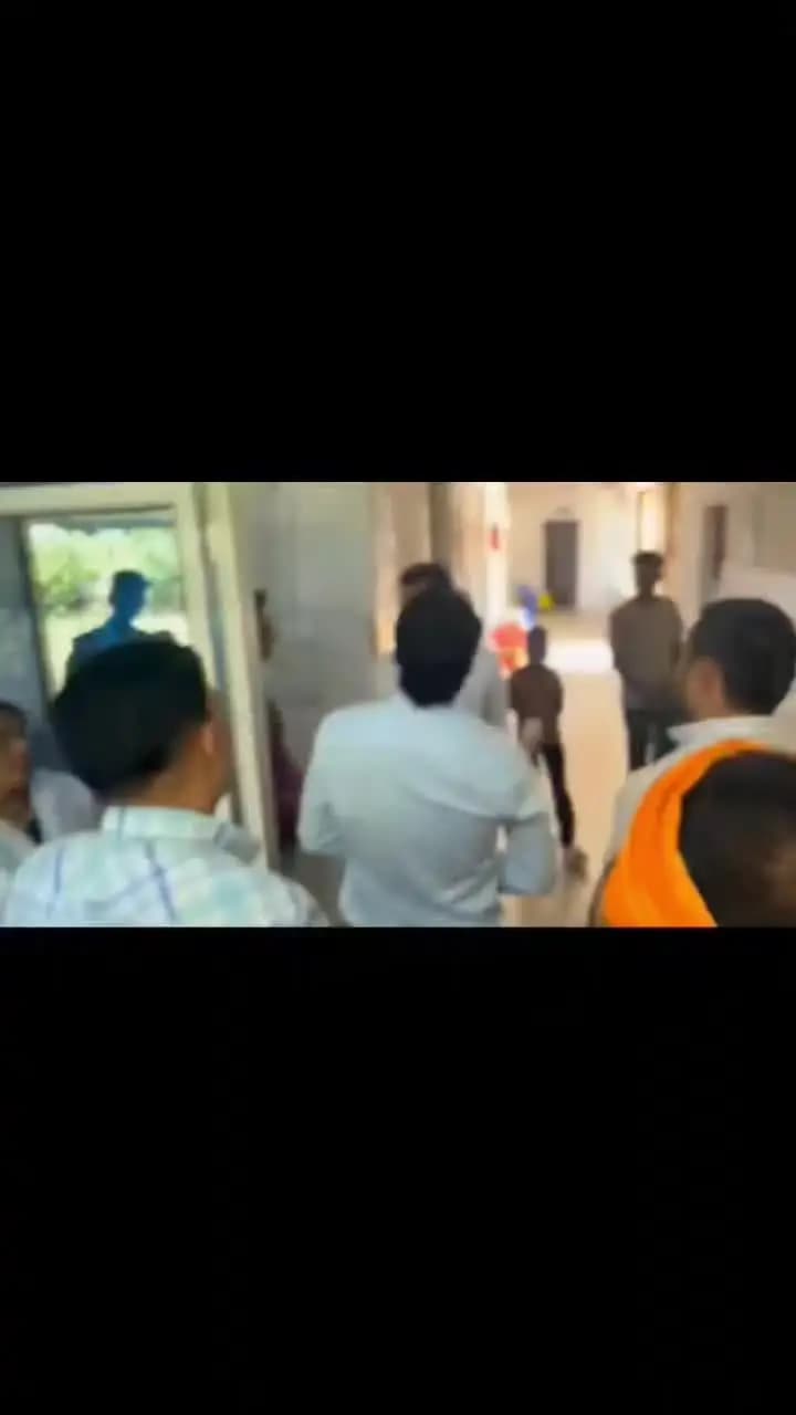 थरेट गांव के अस्पताल में कलेक्टर साहब ने किया निरीक्षण, ग्रामवासियों ने अस्पताल 24घण्टे खुला रहने के लिए निवेदन किया है।