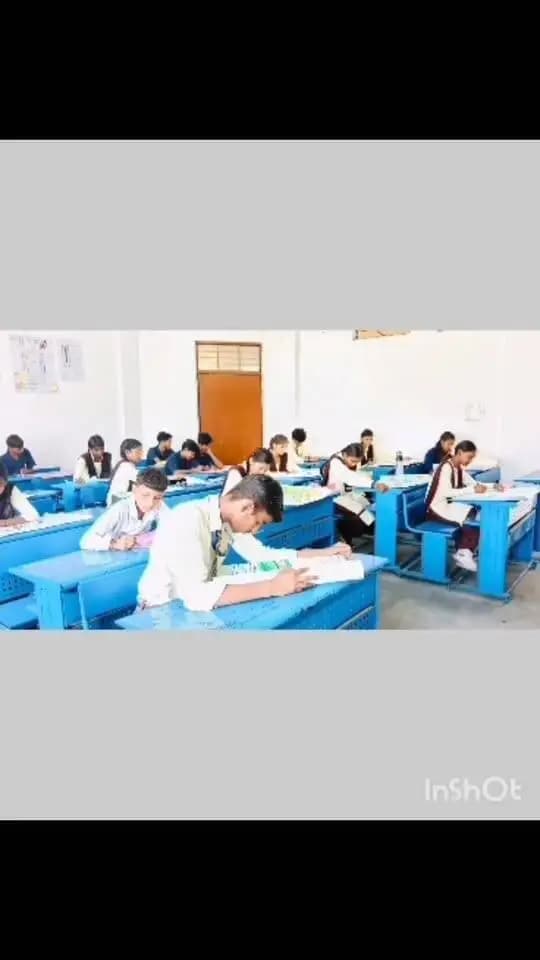 सेवा संकल्प अभियान-2026 के तहत जिलेभर के विद्यालयों में आयोजित हुई चित्रकला एवं मॉडल निर्माण प्रतियोगिताएं
‘मेरे सपनों का भारत’ की कल्पना को विद्यार्थियों ने चित्रों एवं मॉडलों में दिया सृजनात्मक स्वरूप
सिंगरौली, 19 सितम्बर 2026ध् सेवा संकल्प अभियान-2026 के अंतर्गत ‘मेरे सपनों का भारत’ की संकल्पना को केंद्र में रखते हुए जिले के शासकीय विद्यालयों में चित्रकला एवं मॉडल निर्माण प्रतियोगिताओं का आयोजन किया गया। जिलेभर के विद्यालयों में आयोजित इन रचनात्मक गतिविधियों में छात्र-छात्राओं ने उत्साहपूर्वक सहभागिता करते हुए अपनी कल्पनाशीलता, सृजनात्मक सोच, नवाचार एवं कलात्मक प्रतिभा का प्रभावी प्रदर्शन किया। प्रतियोगिताओं के दौरान विद्यार्थियों ने अपने सपनों के भारत की परिकल्पना को विभिन्न रंगों और रचनात्मक मॉडलों के माध्यम से अभिव्यक्त किया। छात्र-छात्राओं ने स्वच्छ एवं स्वस्थ भारत, पर्यावरण संरक्षण, जल संरक्षण, शिक्षा, विज्ञान एवं त�