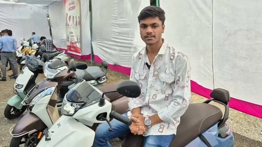 मेरा नाम प्रज्जवल जैन है। मैंने गर्वमेंट नवीन जवाहर बॉयज हायर सेकेण्डरी स्कूल से कक्षा 12वीं में 88.2 परसेंट प्राप्त किये हैं। आज मुझे ‘मुख्यमंत्री स्कूटी योजना’ के अंतर्गत स्कूटी मिली है। इसके लिये मैं मुख्यमंत्री डॉ.मोहन यादव जी का दिल से धन्यवाद करता हूं।
#CMMadhyaPradesh
#मुख्यमंत्री_स्कूटी_योजना_MP
#procwa #छिन्दवाड़ा
#JansamparkMP