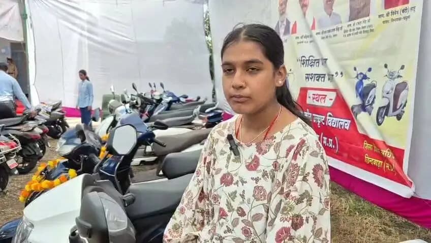 मेरा नाम महिमा द्विवेदी है। मैं शासकीय उच्चतर माध्यमिक विद्यालय खजरी की छात्रा हूं। मैंने 12वीं में 76 परसेंट के साथ विद्यालय में प्रथम स्थान पाया है। जिसके लिए मुझे ‘मुख्यमंत्री स्कूटी योजना’ के अंतर्गत स्कूटी प्राप्त हुई है। मैं बहुत खुश हूं। मैं मुख्यमंत्री जी का धन्यवाद करती हूं।
#CMMadhyaPradesh
#मुख्यमंत्री_स्कूटी_योजना_MP
#procwa #छिन्दवाड़ा
#JansamparkMP
Dr Mohan Yadav
CM Madhya Pradesh
Rakesh Singh
Department of School Education, Madhya Pradesh
Jansampark Madhya Pradesh