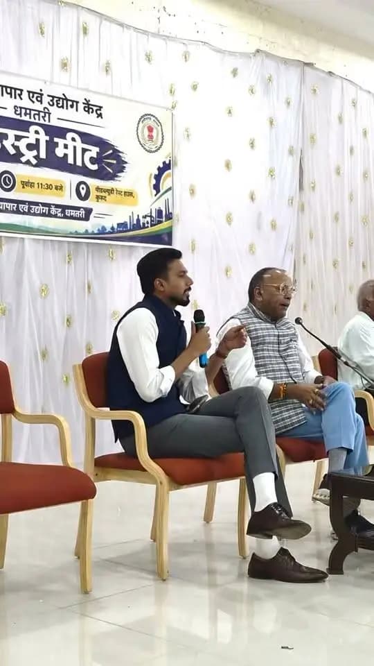 कुरूद विधानसभा क्षेत्र में औद्योगिक गतिविधियों के विस्तार, आवश्यक अधोसंरचना के विकास तथा स्थानीय युवाओं के लिए रोजगार के अवसर सृजित करने के उद्देश्य से आज कुरूद में उद्योगपतियों एवं उद्यमियों की बैठक आयोजित की गई।
बैठक की अध्यक्षता विधायक श्री अजय चंद्राकर ने की। बैठक में क्षेत्र में संचालित एवं प्रस्तावित औद्योगिक क्षेत्रों की आवश्यकताओं, उद्यमियों की समस्याओं तथा स्थानीय स्तर पर रोजगार एवं कौशल विकास को बढ़ावा देने के संबंध में विस्तार से चर्चा हुई।