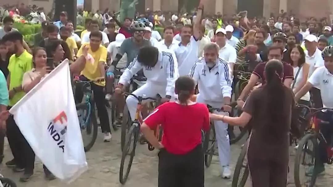 पूर्व भारतीय क्रिकेटर परविंदर अवाना 'फिट इंडिया मूवमेंट' के तहत 'संडेज़ ऑन साइकिल' में शामिल हुए
