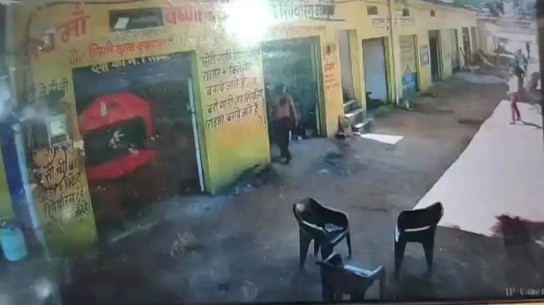 निवाड़ी: निवाड़ी में दुकान पर हमला,घटना CCTV में कैद, युवक का हाथ टूटा—कार्रवाई की मांग