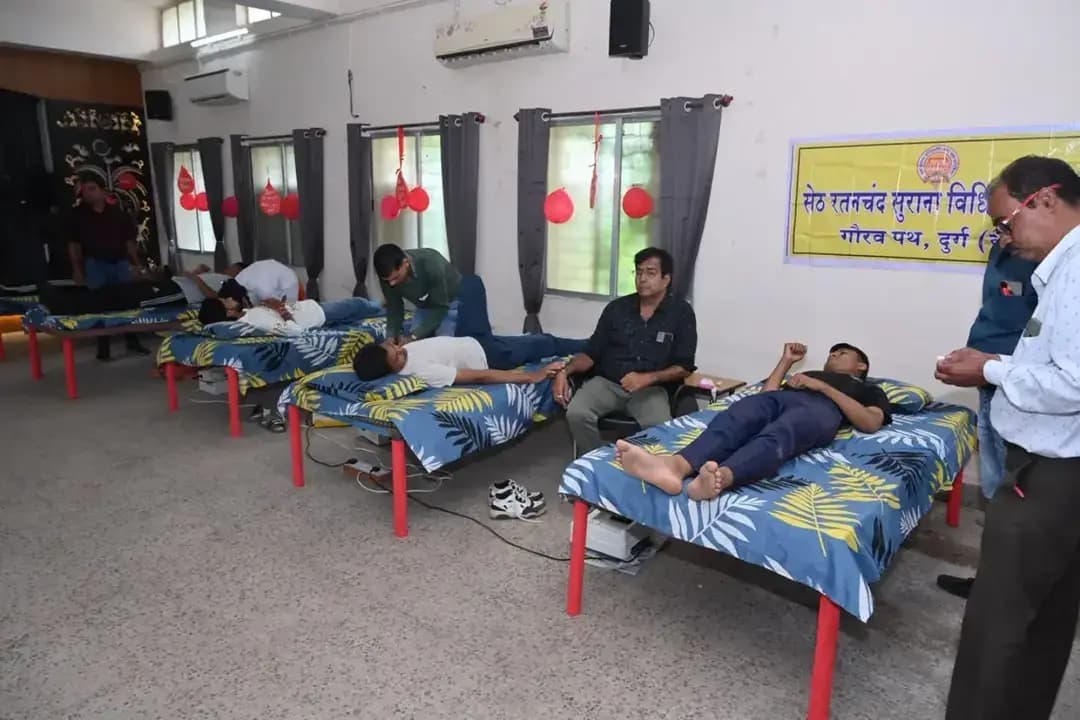 सेवा संकल्प अभियान के अंतर्गत सेठ आर.सी.एस. कन्या एवं वाणिज्य महाविद्यालय में रक्तदान शिविर का आयोजन किया गया। कलेक्टर श्री अभिजीत सिंह की अध्यक्षता में आयोजित शिविर में युवाओं ने उत्साहपूर्वक रक्तदान कर मानवता और सामाजिक जिम्मेदारी का संदेश दिया।
कलेक्टर श्री सिंह ने कहा—“रक्त एक ऐसी चीज है, जिसे आज भी इंसान ही इंसान को दे सकता है।” एक यूनिट रक्त किसी जरूरतमंद के जीवन के लिए बेहद महत्वपूर्ण हो सकता है।
आइए, रक्तदान को केवल दान नहीं, बल्कि मानवता की सेवा और समाज के प्रति जिम्मेदारी मानते हुए अधिक से अधिक लोगों को प्रेरित करें।
#सेवा_संकल्प_अभियान #रक्तदान #रक्तदान_महादान #जनभागीदारी #सेवा_से_राष्ट्र_निर्माण