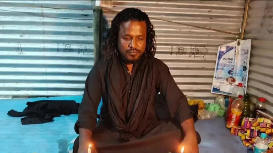 নগাঁও: জুৰীয়াত আৰক্ষীৰ জালত ভণ্ড কবিৰাজ ‘পাগলা বাবা’
কবিৰাজিৰ নামত প্ৰৱঞ্চনা! জুৰীয়াত গ্ৰেপ্তাৰ জহুৰ আলী ওৰফে ‘পাগলা বাবা’