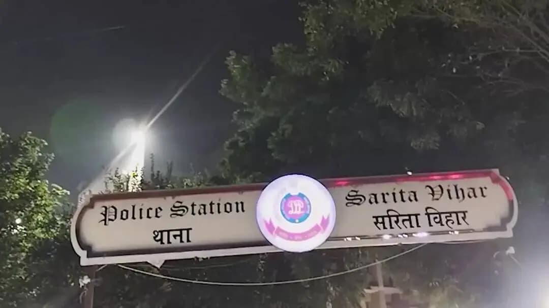 सरिता विहार में भीषण सड़क हादसा, तेज रफ्तार डंपर ने क्रेन और ऑटो को मारी टक्कर, 3 की मौत