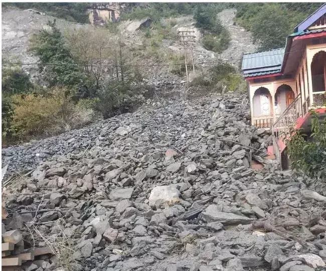 सैंज: कुल्लू में टनल लीकेज से आधी रात सैलाब, 15 परिवार प्रभावित