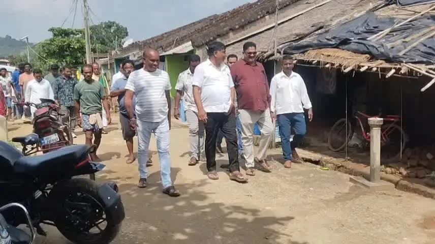ପଦ୍ମପୁର: ତାରପାଗୁଡ଼ା ଲେଟିନଟାଙ୍କି ଭିତରେ ଶ୍ୱାସରୁଦ୍ଧ ହୋଇ ୩ମୃତ ପରିବାରଙ୍କୁଭେଟି ସମବେଦନା ଜଣାଇବା ସହ ଗଭୀର ଦୁଃଖପ୍ରକାଶ କଲେ ଜିଲ୍ଲା ବିଜେଡି ଟିମ