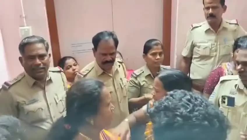 சேலம்: காந்தி ஸ்டேடியம் விளையாட்டுப் போட்டியில் மாணவிகள் மோதல் விவகாரம் விடுதி மேலாளர் பயிற்சியாளர் இடமாற்றம்