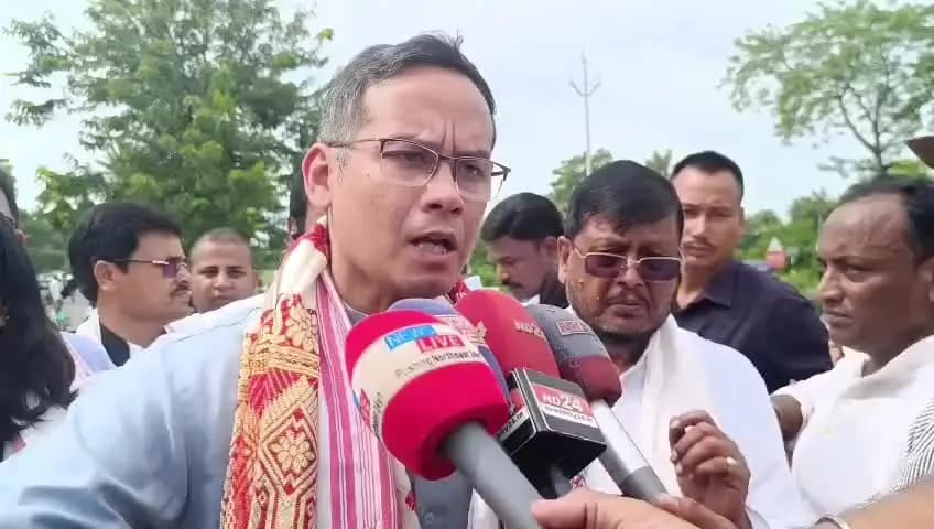 নগাঁও: বটদ্ৰৱাত শিবামনি বৰাক লগত লৈ গৌৰব গগৈয়ে আৰম্ভ কৰিলে নিৰ্বাচনী প্ৰচাৰ