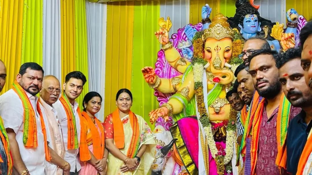 మహబూబాబాద్: మహబూబాబాద్లో గణనాథుడిని దర్శించుకున్న మాజీ ఎంపీ మాలోత్ కవిత