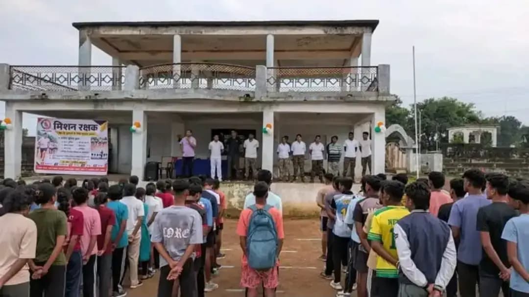 बस्तर की नई दौड़: बेटियां आगे, लक्ष्य पुलिस की वर्दी
कोयलीबेड़ा में 18 पंचायतों के 360 युवा पुलिस और सुरक्षा बलों में भर्ती की तैयारी कर रहे हैं। ‘मिशन रक्षक’ के तहत चल रहे निःशुल्क प्रशिक्षण में खास बात यह है कि बेटियों की संख्या लड़कों से करीब दोगुनी है।
युवा 100 मीटर, 1500 मीटर दौड़, लंबी कूद, ऊंची कूद और गोला फेंक के साथ लिखित परीक्षा की तैयारी भी कर रहे हैं। अब उन्हें तैयारी के लिए बड़े शहरों का रुख नहीं करना पड़ रहा, बल्कि अपने ही क्षेत्र में प्रशिक्षण और मार्गदर्शन मिल रहा है।
यह सिर्फ मैदान पर लगाई जा रही दौड़ नहीं, बल्कि बस्तर के युवाओं के सपनों, आत्मविश्वास और नए अवसरों की ओर बढ़ते कदमों की कहानी है।
सुशासन सरकार युवाओं को स्थानीय स्तर पर अवसर, प्रशिक्षण और मार्गदर्शन उपलब्ध कराकर उनके सपनों को नई दिशा देने के लिए निरंतर कार्य कर रही है।
#SushasanSarkar #सुशासन_सरकार
#MissionRakshak #Bastar #WomenEmpowerment