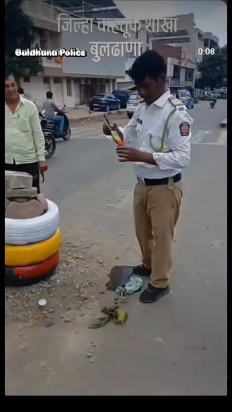 अपघाता मुळे तुटलेल्या सिग्नलच्या पाईप मुळे दुघटना होऊ नये तसेच गणेशोत्सव दरम्यान वाहतुकीस अडथळा निर्माण होऊ नये म्हणून वाहतूक शाखा बुलढाणा येथील कर्मचारी यांनी स्वखर्चातून चौकमधील तुटलेल्या पाईप ला टायर वापरून दुरुस्ती केली..#traffic #poliçe #buldhana #ganeshotsav #bappamajha @dgpmaharashtra