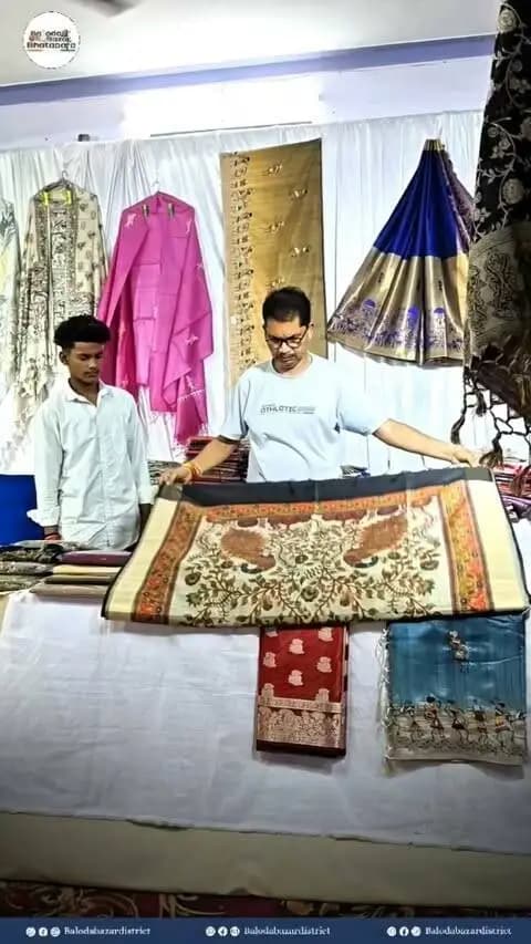 कोसा कला का आकर्षण, बुनकरों को नया बाजार!
विप्र भवन, बलौदाबाजार में 24 सितंबर तक कोसा शुल्क प्रदर्शनी सह विक्रय मेला।
बुनकरों को मिला बेहतर मंच, खरीदारों को मिल रही 20% तक की छूट।
आइए, कोसा की खूबसूरती अपनाएं और स्थानीय बुनकरों का उत्साह बढ़ाएं।
#हथकरघा
#बुनकर
#स्थानीयउत्पाद
#balodabazar
#GoodGovernance