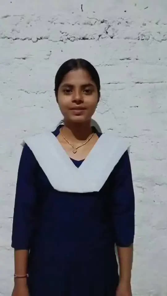 सफलता की कहानी | विदिशा
मुख्यमंत्री स्कूटी योजना से छात्रा रुचि की उच्च शिक्षा की राह हुई आसान।
पीएम श्री शासकीय कन्या शाला उच्चतर माध्यमिक विद्यालय, शमशाबाद की सुश्री रुचि धाकड़ को मुख्यमंत्री स्कूटी योजना के अंतर्गत ₹1.20 लाख की राशि प्रदान की गई।
छात्रा रुचि ने कहा कि स्कूटी मिलने से कॉलेज तक आवागमन आसान हुआ है और अब वे अपने शैक्षणिक कार्यों को बिना परेशानी पूरा कर सकेंगी। उन्होंने मुख्यमंत्री डॉ. मोहन यादव एवं मध्यप्रदेश शासन के प्रति धन्यवाद ज्ञापित करते हुए कहा कि यह योजना विद्यार्थियों का मनोबल बढ़ाने और उन्हें उच्च शिक्षा के लिए प्रोत्साहित करने वाली महत्वपूर्ण पहल है। #मुख्यमंत्री_स्कूटी_योजना #विदिशा #सफलता_की_कहानी #MadhyaPradesh #GirlsEducation