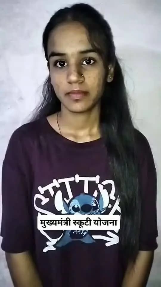 सफलता की कहानी | विदिशा
मुख्यमंत्री स्कूटी योजना से छात्रा पूनम के सपनों को मिली नई रफ्तार।
लटेरी की सुश्री पूनम राजपूत ने कक्षा 12वीं में प्रथम स्थान प्राप्त कर परिवार और जिले का नाम रोशन किया। उनकी उपलब्धि पर मध्यप्रदेश शासन ने स्कूटी क्रय हेतु ₹1.20 लाख की राशि उनके बैंक खाते में अंतरित की। पूनम ने मुख्यमंत्री डॉ. मोहन यादव एवं मध्यप्रदेश शासन के प्रति आभार व्यक्त करते हुए कहा कि योजना से उनकी शैक्षणिक सुविधाओं और आवागमन में सहूलियत हुई है। #मुख्यमंत्री_स्कूटी_योजना #विदिशा #SuccessStory #GirlsEducation #MadhyaPradesh