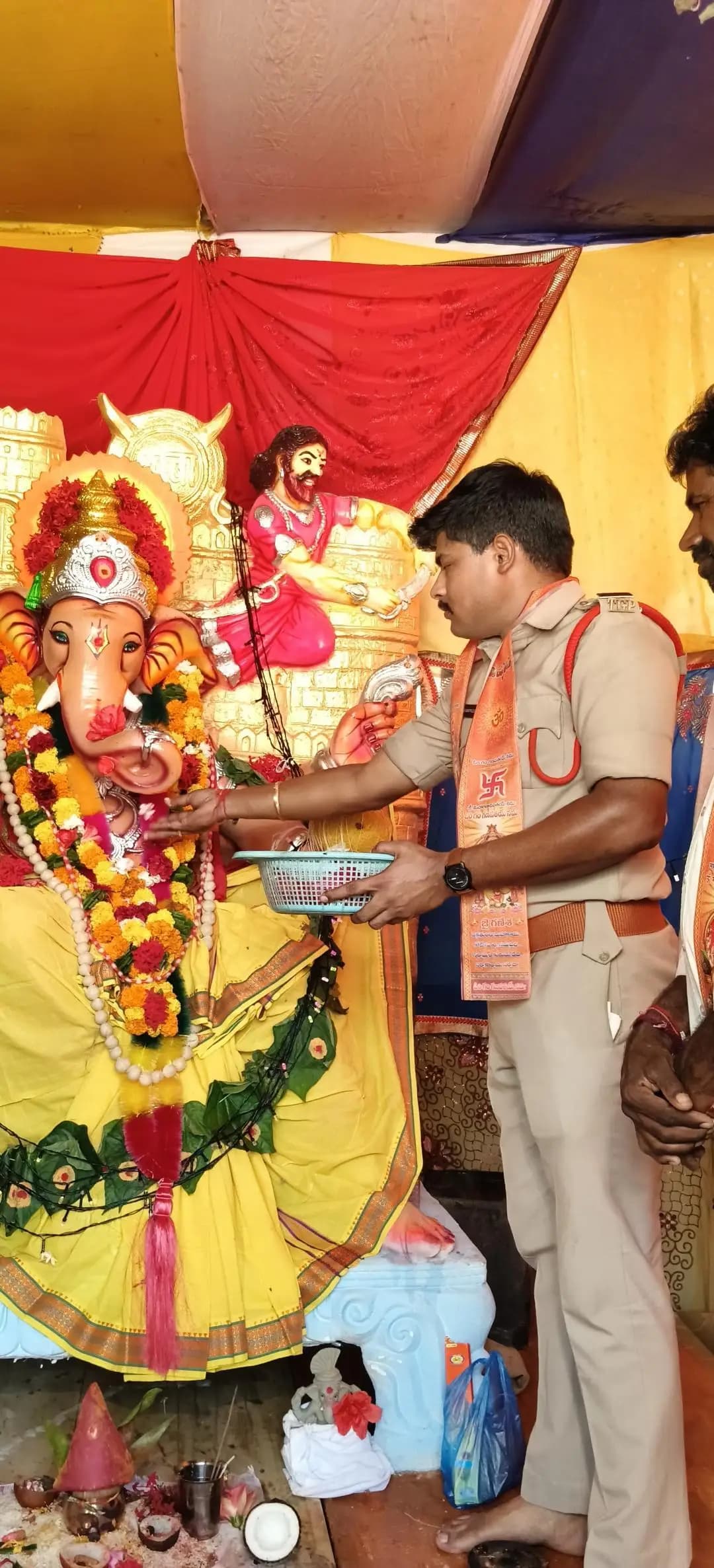 చిన్నగూడూరు: చిన్నగూడూరులో ఘనంగా గణేష్ మహా అన్నదానం: భక్తులతో కలిసి భోజనం చేసిన ఎస్ఐ
