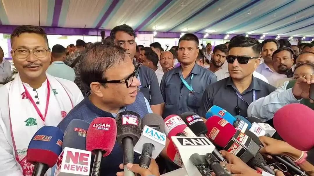 বিলাসীপাৰা ভাগ: চাপৰত জুবিন প্ৰসংগত সাংবাদিকে মুখ্যমন্ত্ৰীক প্ৰশ্ন উত্থাপন কৰাৰ বাবে সাংবাদিক নাম কি সুধিলে, মুখ্যমন্ত্ৰী প্ৰতিক্ৰিয়া।