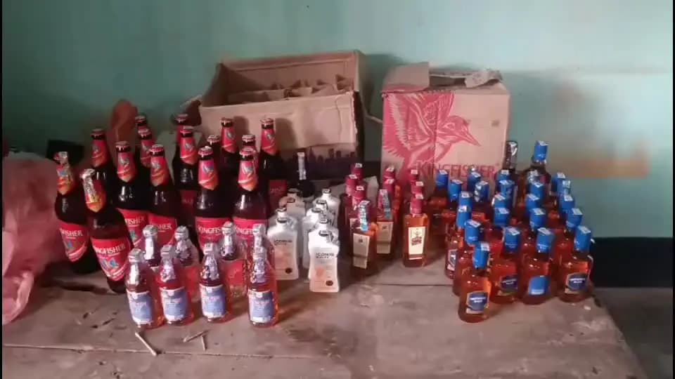 নগাঁও: অবৈধভাৱে বিক্ৰী কৰা বিলাতী সুৰাৰ বিৰুদ্ধে ৰহাৰ চাপৰমুখ আৰক্ষীৰ অভিযান