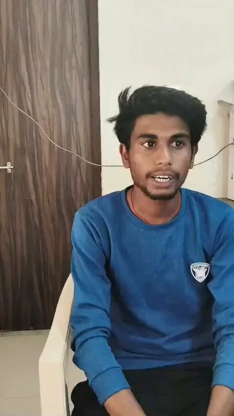 ➡️ सेवा संकल्प अभियान 2026
मैं शिवम रजक, ग्राम खड़ाखेड़ी, ग्राम पंचायत ऐंचवाखेड़ा का निवासी हूँ। मेरे पिताजी स्वर्गीय श्री भोगीराम रजक जी का 'संबल कार्ड' बना हुआ था। पीलिया की बीमारी के कारण उनका निधन हो गया था, जिसके बाद परिवार की आर्थिक स्थिति ख़राब होने से मुझे उनके इलाज और अन्य चीज़ों में काफी समस्याओं का सामना करना पड़ा।
किंतु शासन की महत्वपूर्ण योजना के अंतर्गत पिताजी का संबल कार्ड होने के कारण, मुझे जनपद पंचायत खुरई द्वारा 2 लाख रुपये की सहायता राशि स्वीकृत की गई है। इस राशि के प्राप्त होने से मेरे परिवार की आर्थिक स्थिति में सुधार होगा।
इस सहायता के लिए मैं माननीय प्रधानमंत्री श्री नरेंद्र मोदी जी का बहुत-बहुत धन्यवाद करता हूँ। 🙏
#SevaSankalpAbhiyan2026 #SambalYojana #ThankYouPM #ThankYouModiji #KhadaKhedi #Khurai #MadhyaPradesh