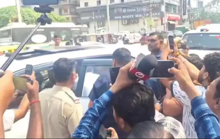 बुराड़ी की टूटी सड़क और जलभराव समस्या का जल्द समाधान