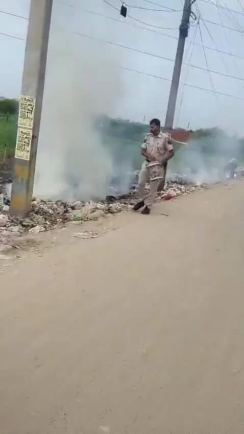 कंझावला: इब्राहिमपुर-कादीपुर रोड पर पुलिस ने कचरे की आग पर तुरंत काबू पाया
