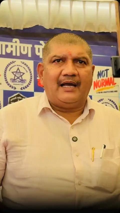 विद्यार्थ्यांनी व युवकांनी कोणत्याही प्रकारच्या नशेच्या आहारी न जाता आपल्या कुटुंबाचे नाव, स्वतःचे भविष्य आणि आयुष्य घडविण्याकडे लक्ष केंद्रित करावे, शिक्षणाला प्राधान्य देऊन उत्तम गुण मिळवावेत, असा संदेश दिला.
तसेच अमली पदार्थांच्या वाढत्या दुष्परिणामांपासून समाजातील युवकांना दूर ठेवण्यासाठी राबविण्यात येत असलेल्या ‘ऑपरेशन कवच’ या जनजागृती अभियानाला सर्वांनी सकारात्मक प्रतिसाद द्यावा, असे आवाहन केले.
‘Not Normal’ या जनजागृतीपर लघुपटाचा ट्रेलर विद्यार्थ्यांनी आवर्जून पाहावा आणि अमली पदार्थांपासून दूर राहून निरोगी, सुरक्षित व उज्ज्वल भविष्याची वाटचाल करावी, असेही यावेळी सांगितले.
या कार्यक्रमाला अमरावती जिल्ह्यातील संपूर्ण पोलीस विभागातील अधिकारी व कर्मचारी मोठ्या संख्येने उपस्थित होते.
.
.
#viral #mla #gajananlawate #oprationkawach #amravti