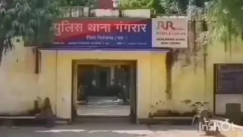 *गंगरार: जैन टाइल्स फैक्ट्री के मैनेजर पर कर्मचारी के जेवर हड़पने का आरोप, कोर्ट के आदेश पर केस दर्ज*
चित्तौड़गढ़। चंदेरिया स्थित जैन टाइल्स फैक्ट्री में काम करने वाले कर्मचारी की शिकायत पर गंगरार थाना पुलिस ने कोर्ट के आदेश पर मामला दर्ज किया है।
भटवाड़ा खुर्द निवासी पप्पूलाल प्रजापत ने बताया कि वह 7 साल से फैक्ट्री में काम कर रहा था। 5 साल पहले आर्थिक जरूरत पर उसने फैक्ट्री से जुड़े मनीष कुमार जैन से रुपए लिए और बदले में सोने की रामनामी व अन्य आभूषण गिरवी रखे, साथ ही सुरक्षा के तौर पर बैंक के चेक दिए।
आरोप है कि 1 लाख 10 हजार रुपए चुकाने के बाद भी जेवर व चेक वापस नहीं किए, सुरक्षा चेक से 43 हजार रुपए निकाल लिए और 10 ट्रिप रेत का भुगतान भी नहीं किया। सामान मांगने पर झूठे केस में फंसाने की धमकी दी। पुलिस ने जांच शुरू की है।