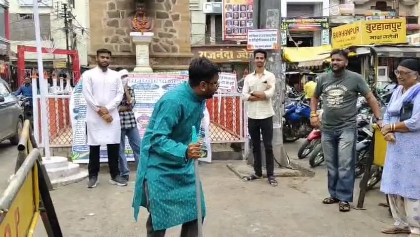 #SevaSankalp अभियान अंतर्गत हरदा में 'नमो सेवा' कार्यक्रम!
नुक्कड़ नाटक से शासन की योजनाओं का दिया संदेश, पम्पलेट वितरित कर नागरिकों को किया जागरूक।
#सेवा_संकल्प_अभियान #SevaSankalpAbhiyan
#हरदा #Harda