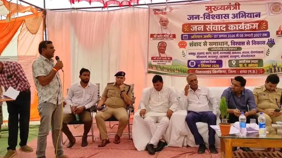 प्रधानमंत्री रोजगार सृजन कार्यक्रम बना रोजगार का आधार!
योजना के तहत हितग्राही श्री चन्द्रगोपाल छलौत्रे द्वारा स्कूल बस संचालन का कार्य प्रारंभ किया गया, जिससे उन्हें स्वरोजगार प्राप्त हुआ है।
हितग्राही द्वारा आत्मनिर्भर बनाने हेतु प्रधानमंत्री श्री नरेन्द्र मोदी जी एवं प्रदेश के यशस्वी मुख्यमंत्री डॉ. मोहन यादव जी का हृदय से आभार व्यक्त किया गया।
प्रधानमंत्री रोजगार सृजन कार्यक्रम के तहत हितग्राही श्री चन्द्रगोपाल छलौत्रे द्वारा स्कूल बस संचालन के लिए ये कैप्शन बना सकते हैं -
#सेवा_संकल्प_अभियान
#हर_शुक्रवार_जनता_के_नाम
#जन_विश्वास_अभियान
#Harda #PMEGP #AtmanirbharBharat
