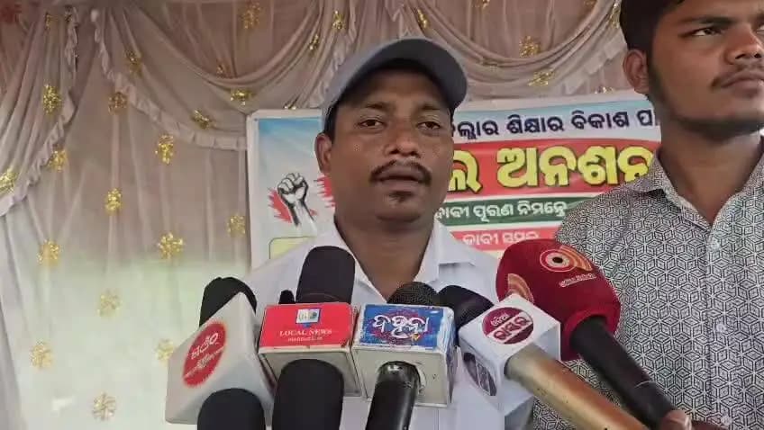 ଝାରସୁଗୁଡା: ଜିଲ୍ଲା ଛାତ୍ର ସାମୁଖ୍ୟ ପକ୍ଷରୁ ୧୩ ନମ୍ବର ଦିନରେ ପହଞ୍ଚିଲା ରିଲେ ଅନଶନ