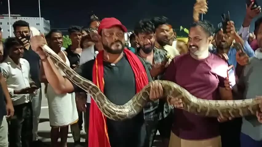 सैदपुर: 10 फीट के विशालकाय अजगर के रेस्क्यू का यह वीडियो होश उड़ा देगा, बचावकर्मी के पैर को जकड़ा