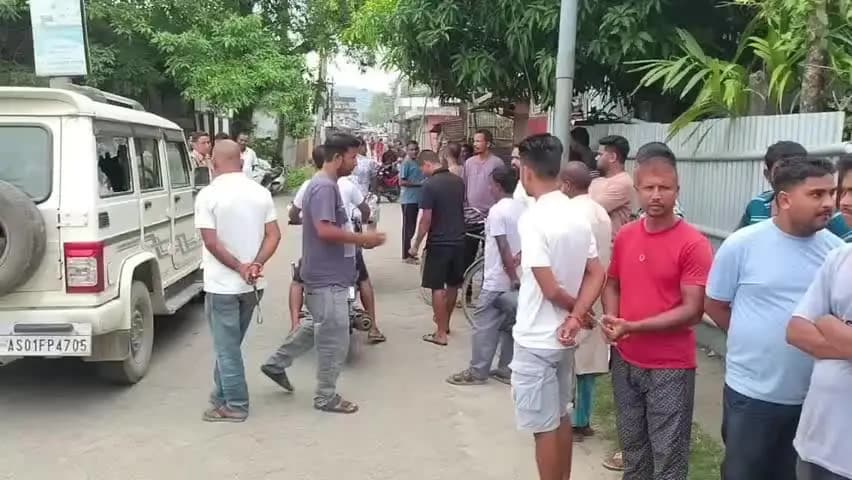 সৃজনগ্ৰাম: অভয়াপুৰীত আৰক্ষীৰ ড্ৰাগছৰ বিৰুদ্ধে অভিযান, এজনক আটক কৰে আৰক্ষীয়ে