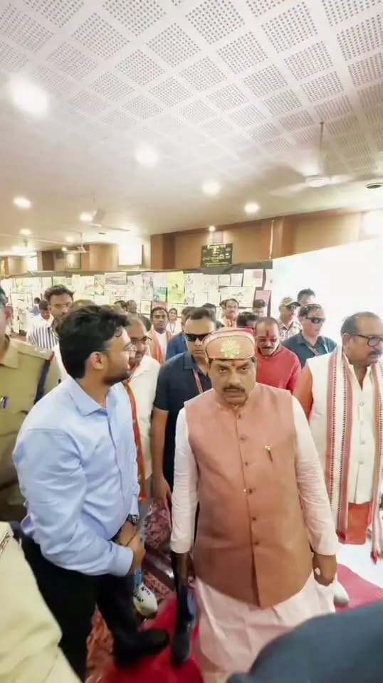 मुख्यमंत्री डॉ.मोहन यादव ने नीमच प्रवास के दौरान अग्रोहा भवन में #सेवा_संकल्प_अभियान अंतर्गत अभिनंदन कार्यक्रम में विभिन्न विभागों द्वारा लगाई गई प्रदर्शनी का अवलोकन किया। उन्होंने विभिन्न योजनाओं, विद्यार्थियों की रचनात्मक प्रतिभा और स्थानीय उत्पादों की जानकारी ली तथा नवाचारों की सराहना की।
CM Madhya Pradesh
Dr Mohan Yadav
Jansampark Madhya Pradesh
#SevaSankalpAbhiyan
#Neemuch
#नीमच