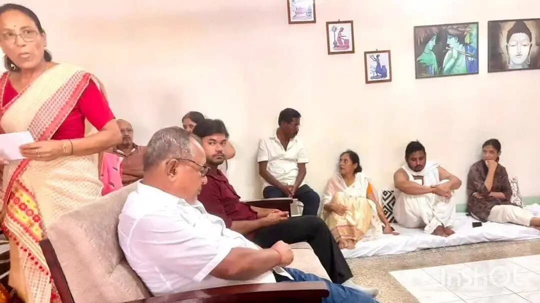 বিশ্বনাথ: চাৰিআলিৰ বালিপুখুৰীত শোকৰ ছাঁ, প্ৰয়াত নিৰঞ্জন মেধিৰ বাসগৃহত সাংসদ ৰঞ্জিত দত্তৰ সমবেদনা জ্ঞাপন