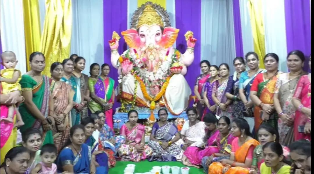 మంచిర్యాల: 42వ డివిజన్లో ఘనంగా గణేష్ నవరాత్రి ఉత్సవాలు - 108 నైవేద్యాల సమర్పణ