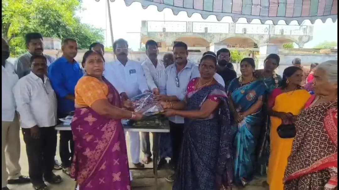 మందమర్రి: రామకృష్ణాపూర్: గణపతి నిమజ్జనం కోసం మహిళలకు చీరల పంపిణీ
