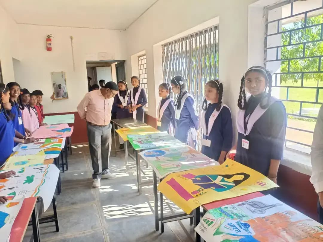 सपनों के भारत के लिए 46 हजार से अधिक विद्यार्थियों ने दिखाई प्रतिभा
सेवा संकल्प अभियान 2026 के तहत मोहला-मानपुर-अंबागढ़ चौकी जिले के विद्यार्थियों ने निबंध, भाषण एवं चित्रकला प्रतियोगिताओं में उत्साहपूर्वक भाग लेकर विकसित भारत 2047 की अपनी परिकल्पना को रंगों, शब्दों और विचारों के माध्यम से अभिव्यक्त किया।
विद्यार्थियों ने शिक्षा, महिला सशक्तिकरण, स्वच्छता, आत्मनिर्भरता और राष्ट्र निर्माण में युवाओं की भूमिका जैसे विषयों पर अपनी रचनात्मक सोच साझा की। इन आयोजनों में पालकों, जनप्रतिनिधियों और वरिष्ठ नागरिकों की सहभागिता ने बच्चों का उत्साह बढ़ाया।
सुशासन सरकार बच्चों की रचनात्मकता और विचारों को मंच देकर उनमें राष्ट्र निर्माण की भावना मजबूत करते हुए विकसित छत्तीसगढ़ से विकसित भारत के संकल्प को नई ऊर्जा दे रही है।
#SushasanSarkar #सुशासन_सरकार #मेरे_सपनों_का_भारत #MereSapnoKaBharat #सेवा_संकल्प_अभियान