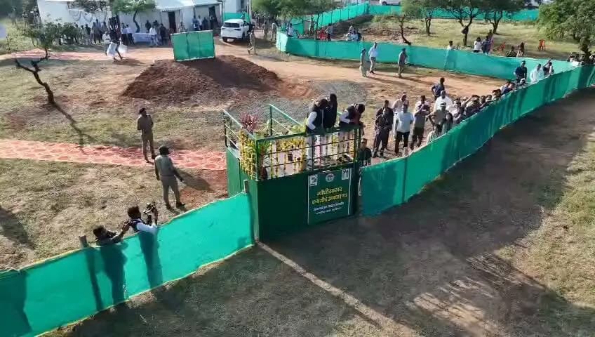🐆 गांधी सागर में ‘राधा’ का आगमन, चीता संरक्षण को नई गति
मुख्यमंत्री डॉ. मोहन यादव ने राधाष्टमी के अवसर पर गांधी सागर अभयारण्य में मादा चीता CCB-2(राधा) को वन क्षेत्र में विमुक्त किया और उसका नामकरण ‘राधा’ किया।
🌿 राधा के आगमन के साथ गांधी सागर अभयारण्य में चीतों की संख्या चार हो गई है—
🐆 नर चीते: प्रभाष और पावक
🐆 मादा चीते: धीरा और राधा
यह प्रोजेक्ट चीता के विस्तार की दिशा में महत्वपूर्ण कदम है। कूनो के बाद गांधी सागर मध्यप्रदेश में चीता संरक्षण के दूसरे प्रमुख आवास के रूप में विकसित हो रहा है।
मुख्यमंत्री डॉ. यादव ने कहा कि गांधी सागर में चीतों की मौजूदगी से वन्यजीव संरक्षण के साथ पर्यटन, स्थानीय रोजगार और आर्थिक गतिविधियों को भी बढ़ावा मिलेगा।
📖 इस अवसर पर मुख्यमंत्री ने वन विभाग की बुकलेट “Second Home of Cheetah – Gandhi Sagar Wildlife Sanctuary” का विमोचन भी किया।
गांधी सागर—चीता संरक्षण का नया केंद्र, मध्यप्रदेश की वन्यजीव विरासत का विस्तार। 🐆🌿
CM Madhya Pradesh
Jansampark Madhya Pradesh
Department of Forest, Madhya Pradesh
#Neemuch
#नीमच