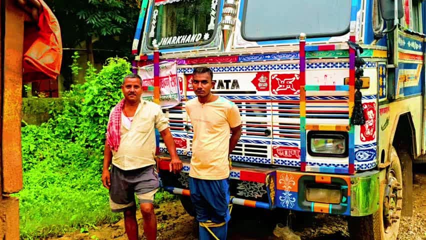 चक्रधरपुर: एफसीआई गोदाम के बाहर ट्रक से चावल चोरी करते युवक को ट्रक चालक ने पीछा कर पकड़ा, ट्रक में बांधकर रखा