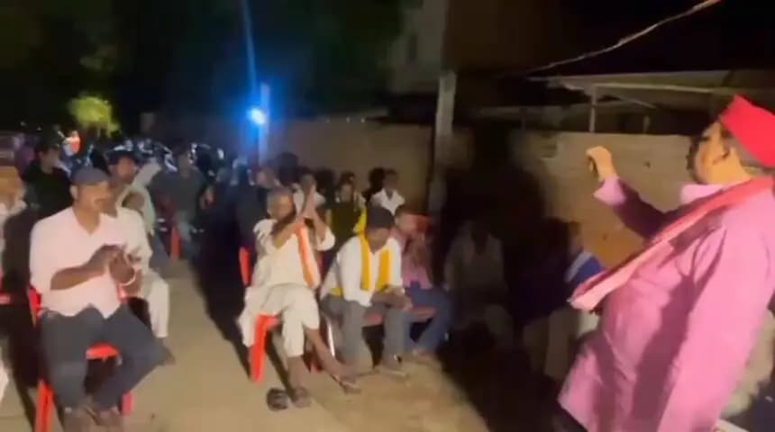बांसडीह: बांसडीह विधान सभा से सपा नेता नीरज सिंह गुड्डु ने कहा कि महंगाई की मार से आम जनता परेशान