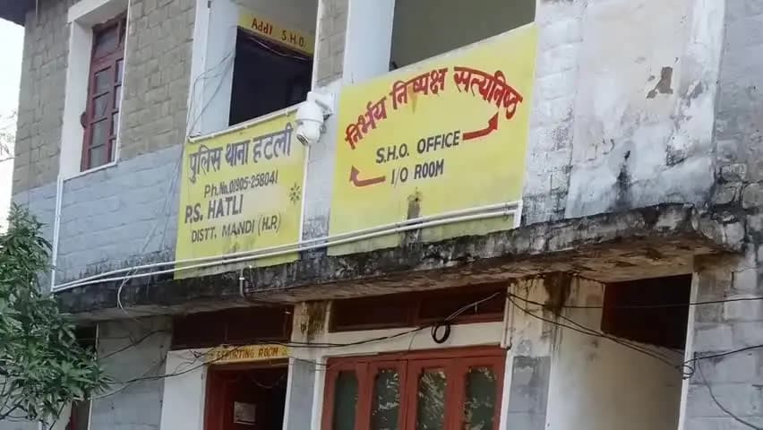 सरकाघाट: बलद्वाड़ा में नाकाबंदी के दौरान स्कूटी सवार दो युवकों को 93 ग्राम चरस के साथ किया गया गिरफ्तार