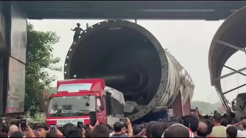 कुदरा: उड़ीसा से लखीमपुर खीरी जा रहा भारी मशीनरी लदा ट्रक NH19 पर भभुआ मोड़ के समीप फ्लाई ओवर में फंसा, लगा लंबा जाम
