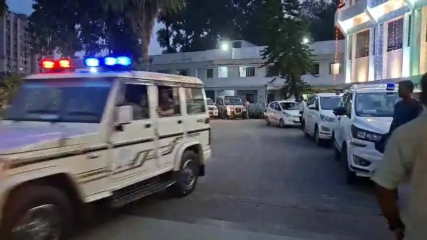 মাটিগাড়া: শিলিগুড়িতে বৈঠক থেকে সোজা সিনেমা হলে দিলীপ ঘোষ, ভিন্ন মেজাজে মন্ত্রী