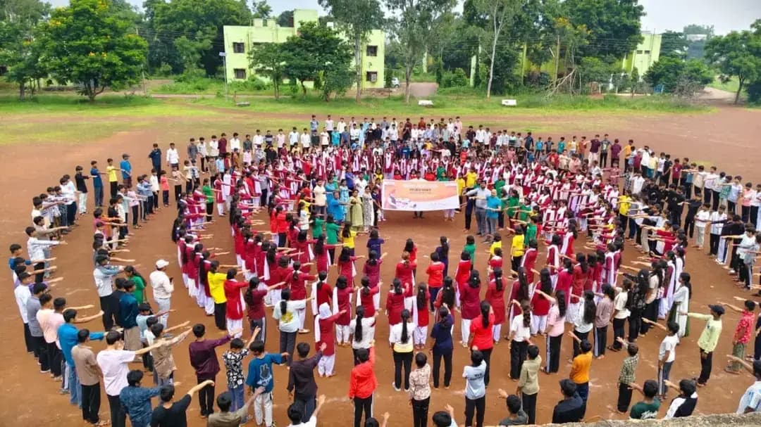 नशा मुक्त युवा, विकसित भारत की मजबूत नींव! 🇮🇳
मेरा युवा भारत, जिला दुर्ग के तत्वावधान में सेवा पखवाड़ा अंतर्गत सेवा संकल्प अभियान के तहत जवाहर नवोदय विद्यालय, बोरई में “नशा मुक्त युवा फॉर विकसित भारत” संकल्प अभियान आयोजित किया गया।
विद्यार्थियों ने स्लोगन लेखन, भाषण, कविता, नुक्कड़ नाटक एवं सेमिनार के माध्यम से नशे के दुष्परिणामों के प्रति जागरूकता का संदेश दिया। कार्यक्रम के अंत में विद्यार्थियों ने नशे से दूर रहने और समाज को जागरूक करने का संकल्प लिया।
नशा मुक्त युवा • स्वस्थ समाज • विकसित भारत 🇮🇳
#सेवा_संकल्प_अभियान #नशा_मुक्त_भारत #नशा_मुक्त_युवा #SewaSankalpAbhiyaan #MyBharat