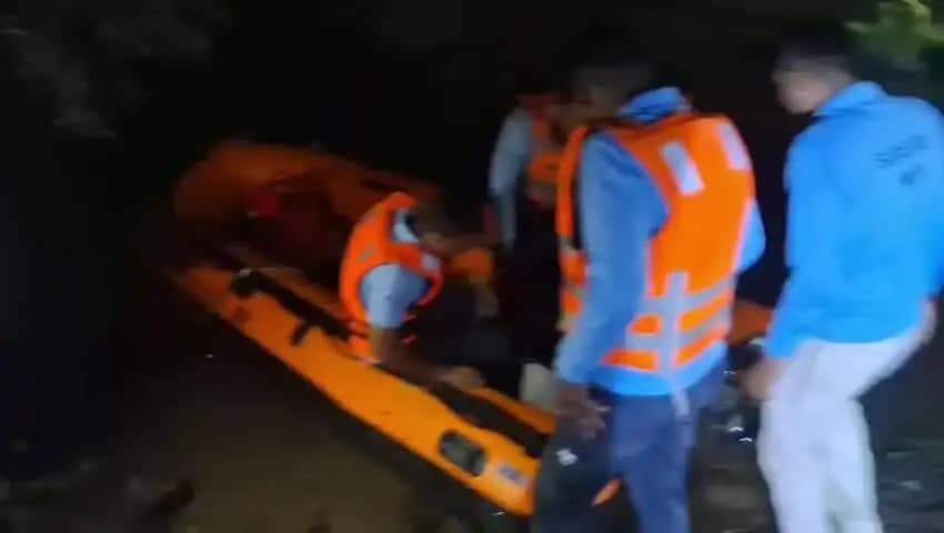 चंदेरी: चंदेरी की आम खो नदी में हादसा, एक दोस्त का शव मिला, दूसरे की तलाश में बचाव दल जुटा